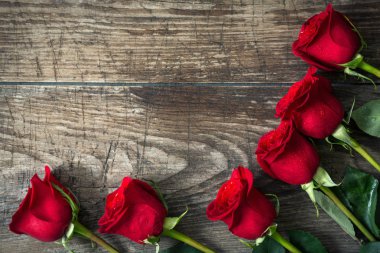 eski ahşap arka plan üzerinde yakın çekim kırmızı gül