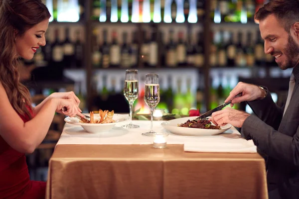 Kobieta i mężczyzna jedzenie w restauracji — Zdjęcie stockowe