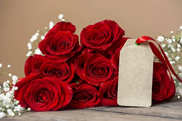 Rosa rossa e carta regalo vuota per testo — Foto Stock