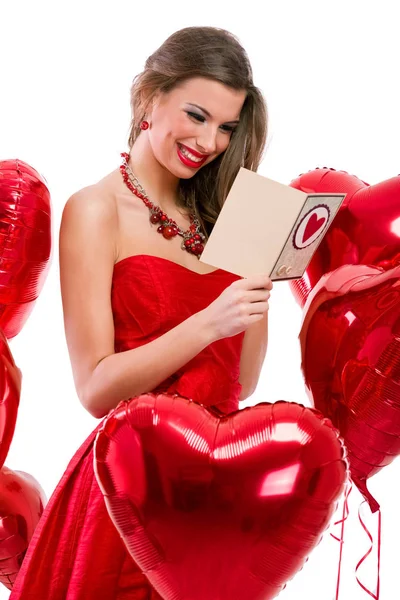 Jolie fille lecture Valentine carte — Photo