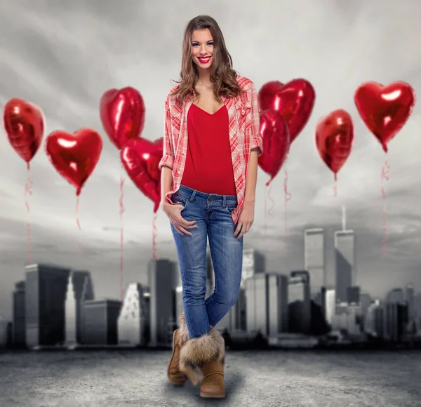 Aşk kız arasında birçok kırmızı balon ayakta — Stok fotoğraf