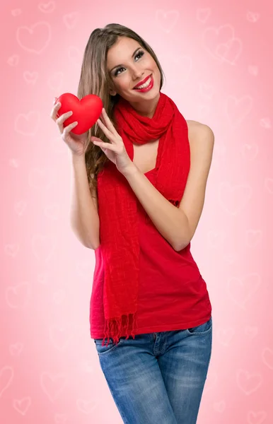 Kız holding kırmızı kalp — Stok fotoğraf
