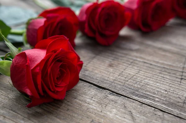 Rosa rossa da vicino su sfondo di legno — Foto Stock