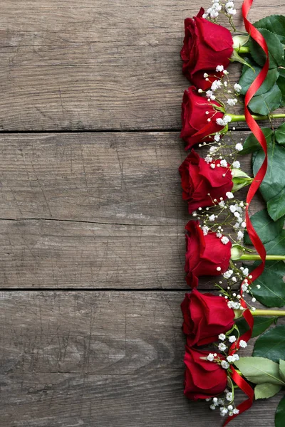 Roses on wooden board, background, copy space — Stock Photo, Image