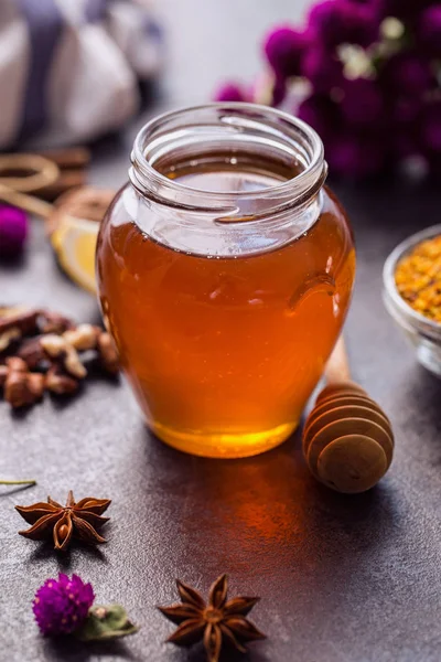 Méz és fából készült méz Göncöl csészében asztalra — Stock Fotó