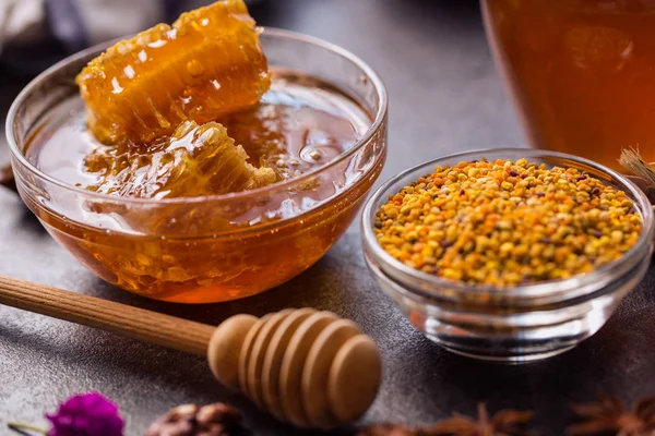 Honig mit hölzernem Honiglöffel in Schüssel auf dem Tisch — Stockfoto