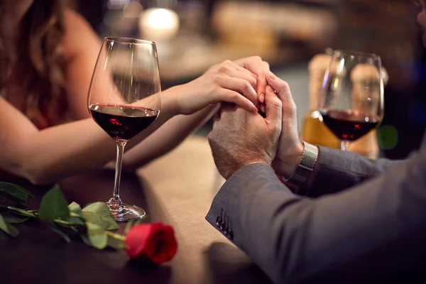 Romantiek in restaurant voor Valentijnsdag-concept — Stockfoto