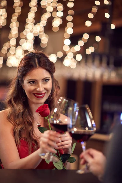 Signora con rosa festeggiare anniversario con fidanzato — Foto Stock