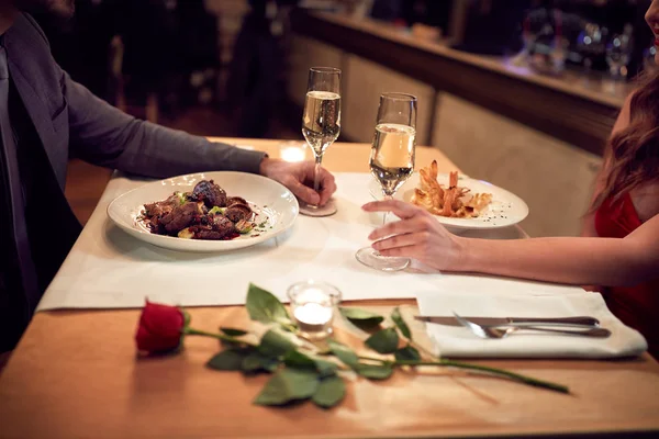 Jantar romântico para conceito de casal — Fotografia de Stock
