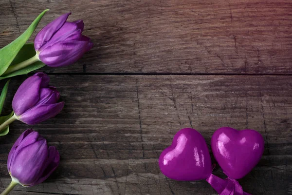紫色郁金香和木制背景上的心 — 图库照片