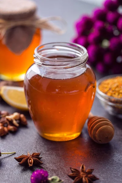 Tábla természetes méz jar — Stock Fotó