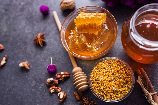 Соты, пыльца, прополис, мед на столе вид сверху — стоковое фото
