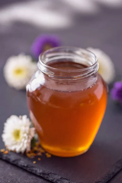 Süßer natürlicher Honig im Glas — Stockfoto