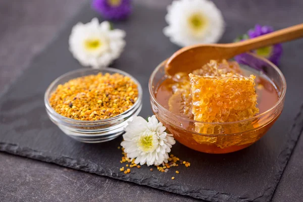 Frischer Honig mit Waben und Gewürzen auf dem Tisch — Stockfoto
