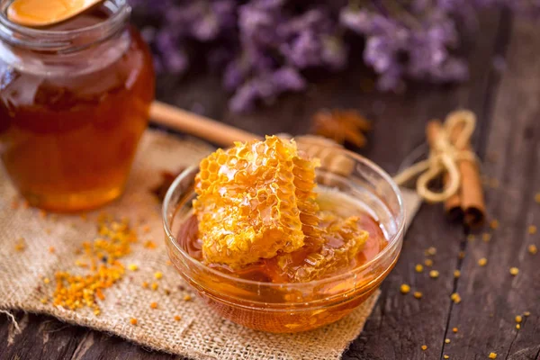 Natürliche süße Waben mit Pollen und Honig auf dem Tisch — Stockfoto