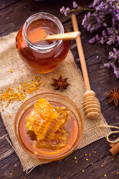 Felülnézete a virágpor és a méz természetes édes lépek a táblázat — Stock Fotó