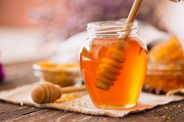 Glas mit natürlichem Honig und Holzdipper — Stockfoto