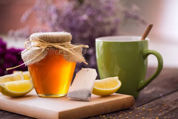 Свежий чай с медом и лимонным фоном — стоковое фото