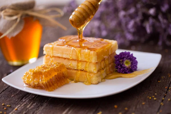 Χρυσή βάφλα και γλυκό μέλι για πρωινό — Φωτογραφία Αρχείου