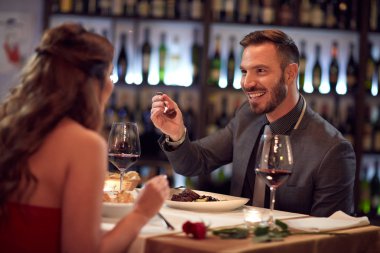 Birlikte restoranda zevk çift