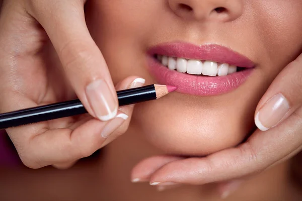 Primer plano de labios femeninos con hermosa sonrisa — Foto de Stock