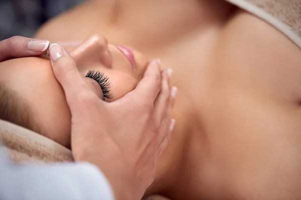 Vrouw met gezichtsmassage — Stockfoto