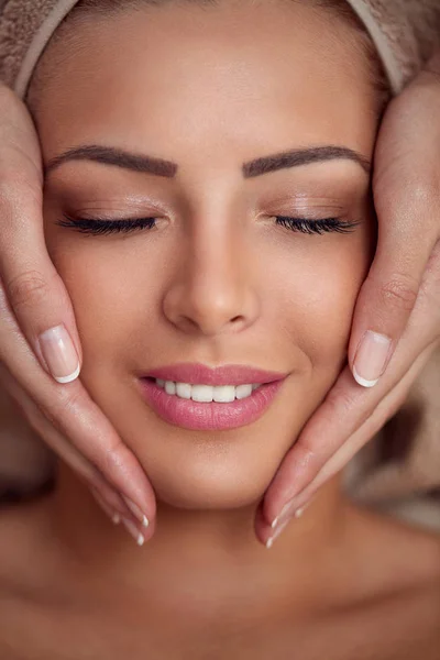 Mujer recibiendo masaje facial profesional —  Fotos de Stock