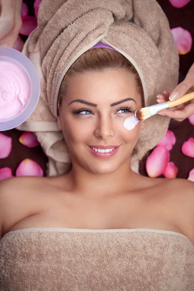 Mujer recibiendo hidratación mascarilla facial — Foto de Stock