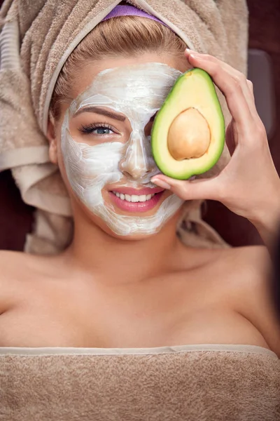 Красива спа-жінка в масці для обличчя авокадо — стокове фото