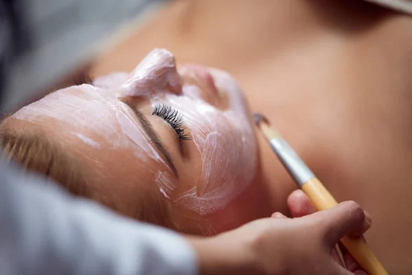 Masque cosmétique au salon de spa — Photo