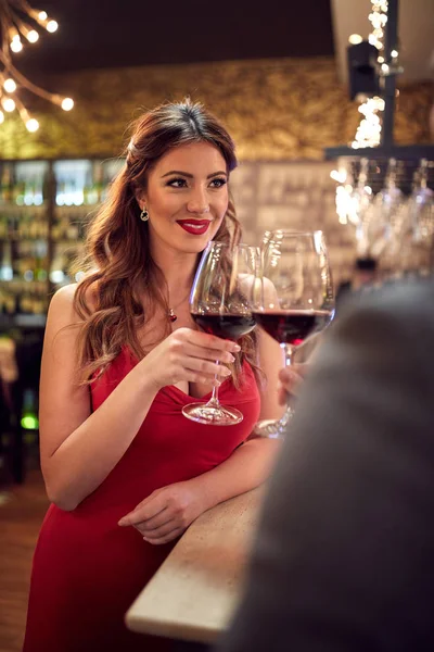 Paar stößt mit Glas Wein an — Stockfoto