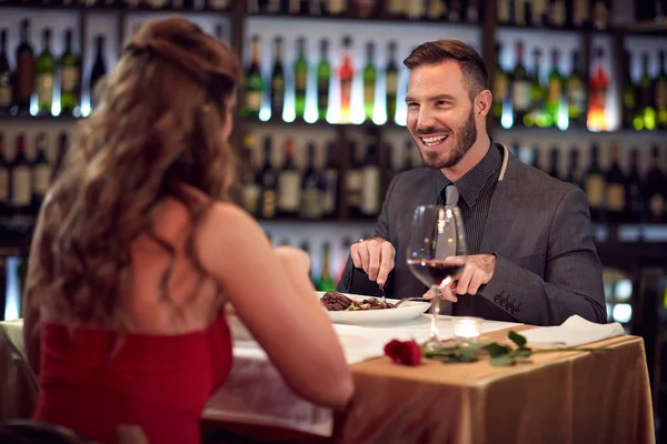 Hombre con mujer celebrando aniversario — Foto de Stock