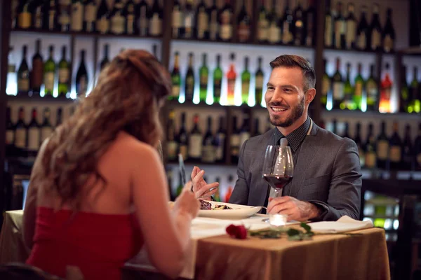 Homem e mulher conversam e comem juntos por dentro — Fotografia de Stock