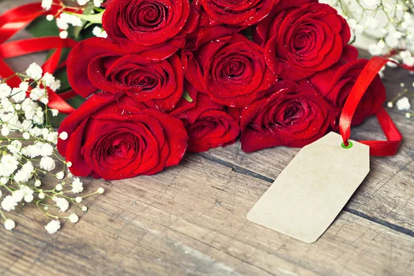 Rosa rossa con carta regalo per testo — Foto Stock