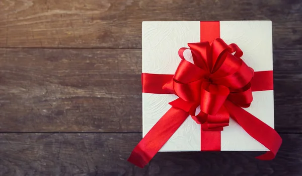 Kırmızı kurdele ve yay arka plan beyaz hediye kutusu — Stok fotoğraf