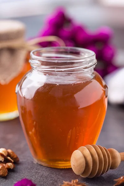 Édes méz egészséges üvegedénybe — Stock Fotó