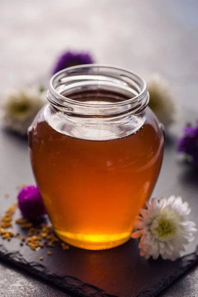 Süßer frischer Honig im Glas — Stockfoto