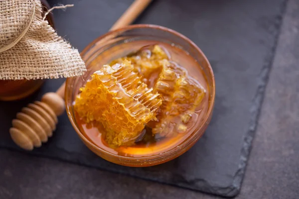 Panal saludable en la miel sobre la mesa —  Fotos de Stock