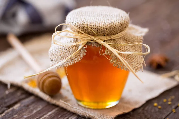 Естественный мед. свежий мед на фоне стеклянной банки — стоковое фото