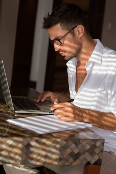 Knappe mannen werken op schoot toppunt — Stockfoto