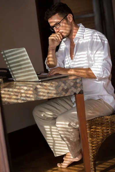 Attractive man working on laptop — Stock Photo, Image