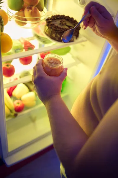 Korpulente Männchen fressen Marmelade aus Glas — Stockfoto