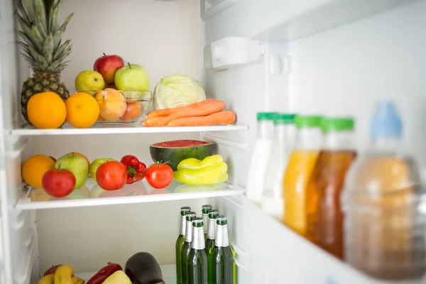 Kylskåp med frukt och grönsaker — Stockfoto