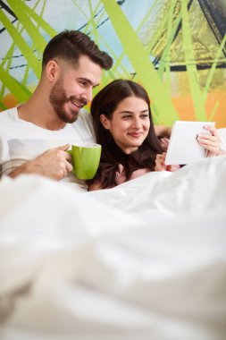 Sabahleyin yatakta keyifli serbest zaman