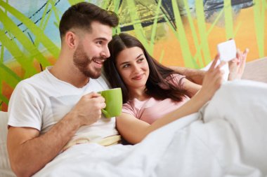 Erkek ve kadın selfie birlikte sabah alarak