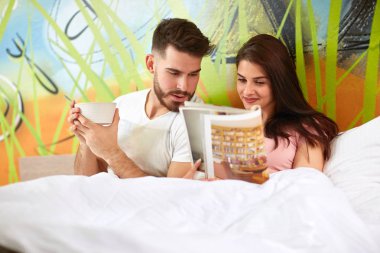 Sabahleyin yatakta aşıklar