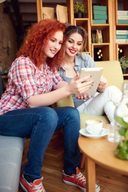 Kadınlar birlikte zevk