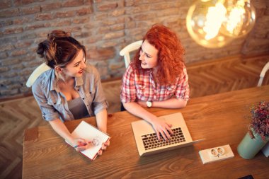 Kadın konuşmak ve dizüstü bilgisayarda çalışma