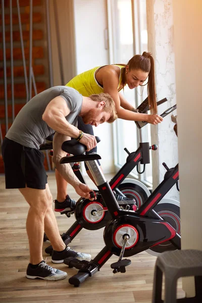 Junge Menschen in Ausbildung — Stockfoto