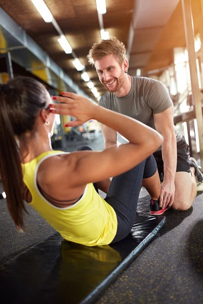 Meisje oefeningen met trainer — Stockfoto